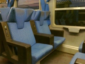 pendolari-in-treno-sedili 03