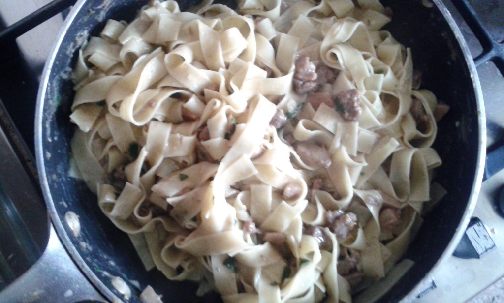 Fam Gentile 09mar14 Tagliatelle del taglalegna - Funghi salsiccia e castagne