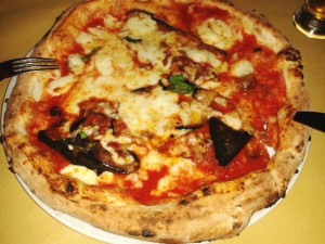 Pizza con parmigiana di melanzane