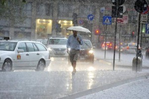 1137900 PIOGGIA FORTE SCROSCIO TEMPORALE IN ZONA STAZIONE CENTRALE
