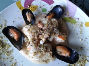Fam Gentile 17mag15 Involtini di mare al pistacchioi su letto di fagioli